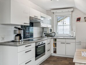 Fridge, microwave, oven, cookware/dishes/utensils - Apartment Iris 2 by Interhome (Lutzerath)