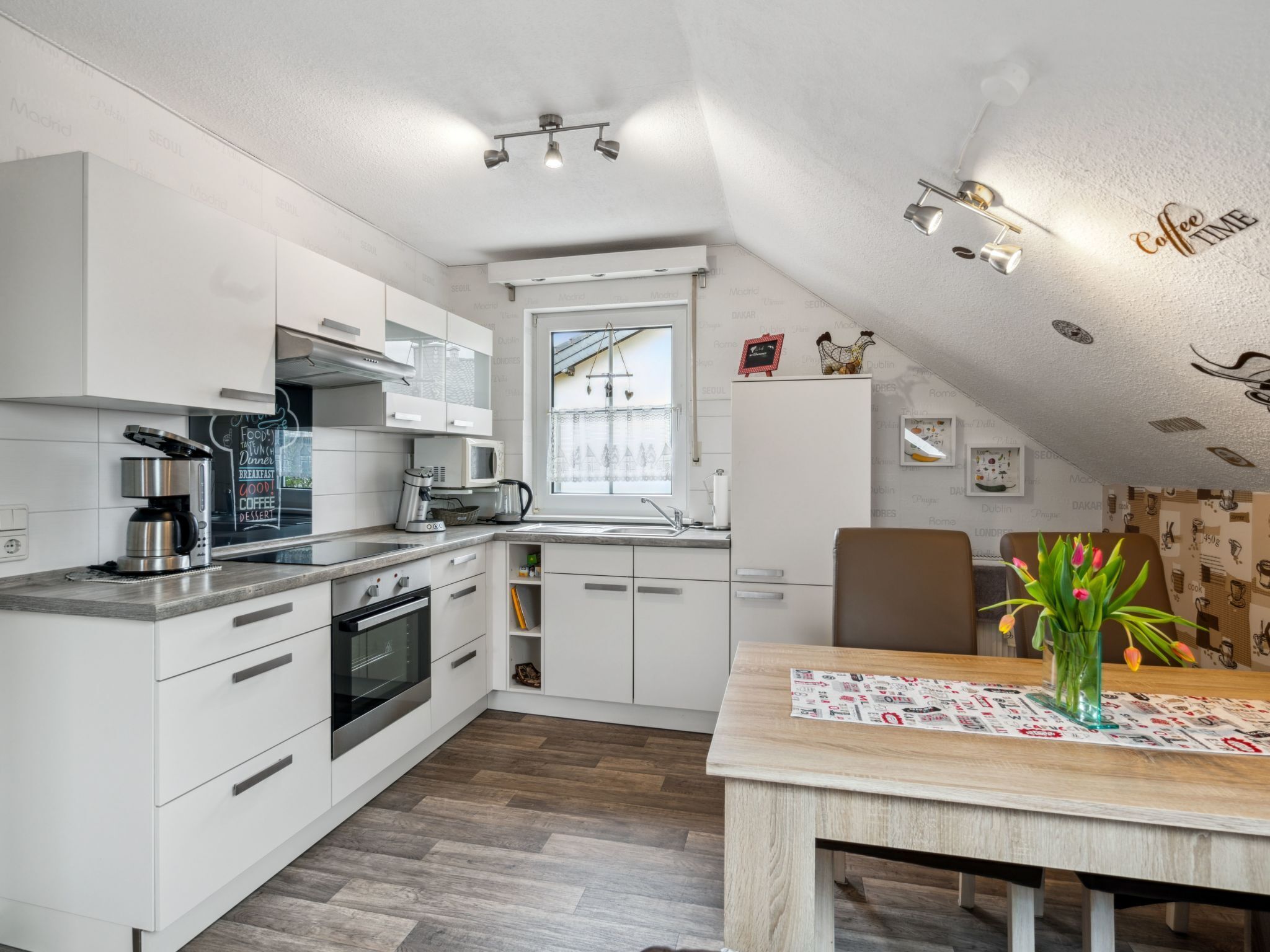 Kjøleskap, mikrobølgeovn, ovn og kjøkkenutstyr