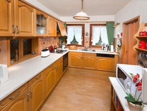 Fridge, microwave, oven, dishwasher - in Starkenburg im Isartaler Landhaus by Interhome (Irmenach)