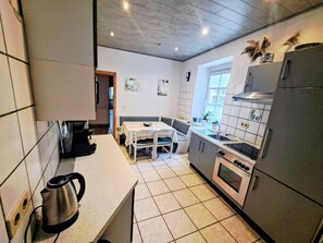 Fridge, microwave, oven, cookware/dishes/utensils - mit Garten und Parkplatz by Interhome (Neumagen-Drohn)