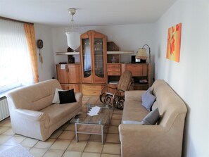 TV, DVD player - Geräumiges Ferienhaus in Holzerath mit Garten by Interhome (Holzerath)