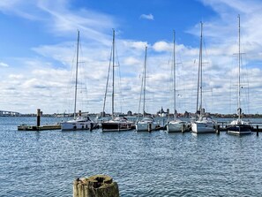 Ein Yachthafen mit mehreren Segelbooten an Holzstegen.