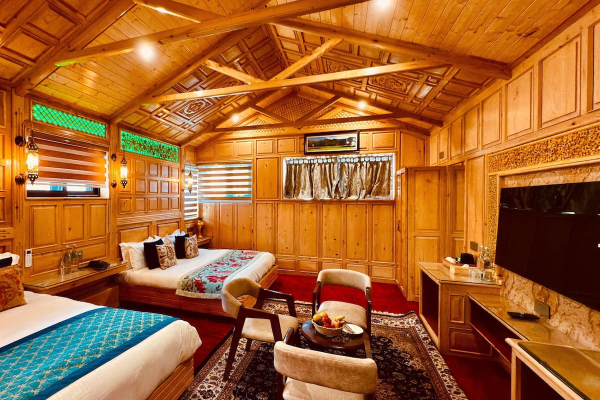 Family Quadruple Room | Laptop workspace, free WiFi