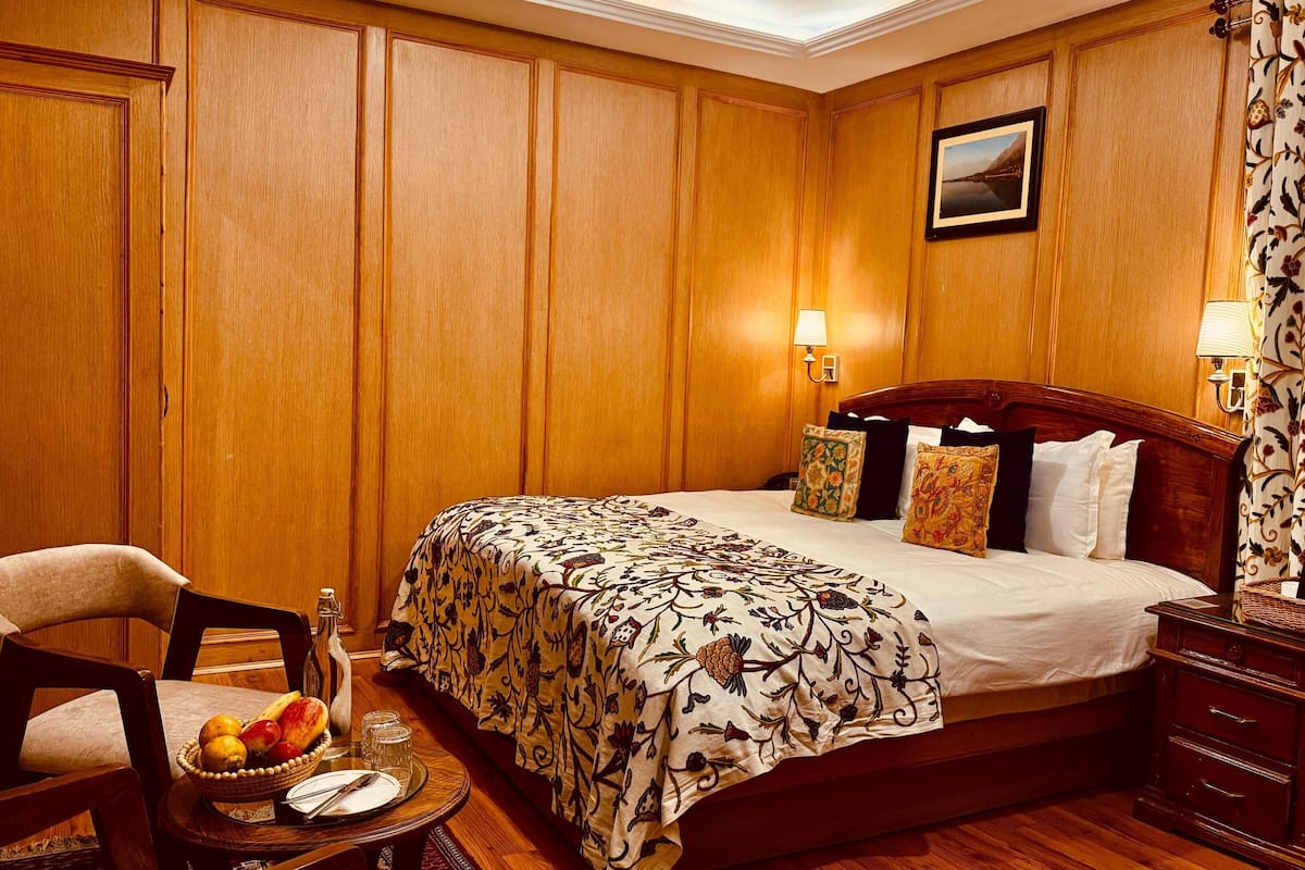 Deluxe Double Room | Laptop workspace, free WiFi