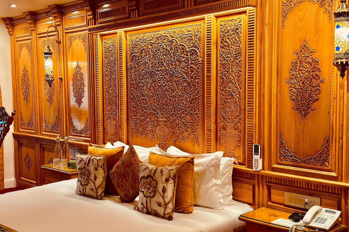 Premier Suite, Lake View | Laptop workspace, free WiFi