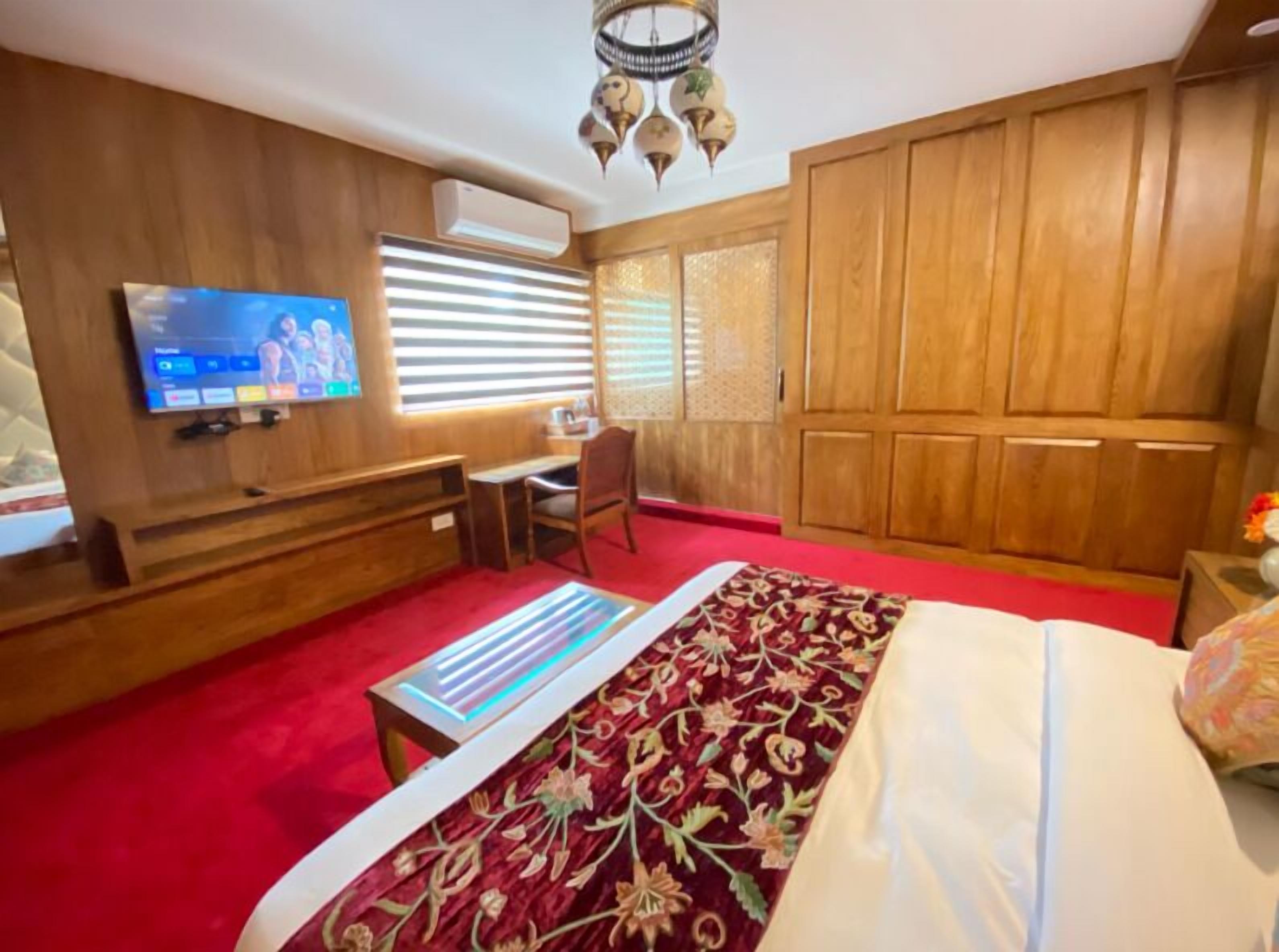 Premier Room, Garden View | Laptop workspace, free WiFi