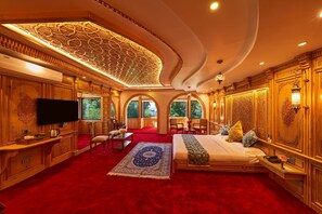 Luxury Suite | Laptop workspace, free WiFi - Kashmir Mahal Resorts by Stay Pattern (Srinagar)