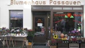 A storefront with the sign "Blumenhaus Passauer" and displays of flowers and plants outside. - Moderne Ferienwohnung mitten in Greifswald by Interhome (Greifswald)