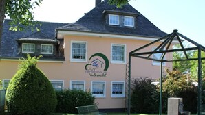 A building with a sign reading "City Ferienhaus Vulkanfels". - Schöne Ferienwohnung in Daun mit Garten by Interhome (Daun)