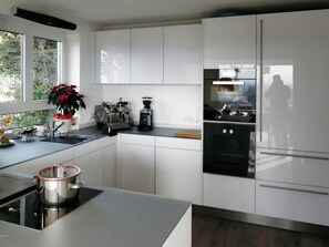 Frigorifero, forno, lavastoviglie, pentole/stoviglie/utensili