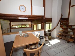 Dining - Freistehendes Ferienhaus in einem Luftkurort by Interhome (Frielendorf)
