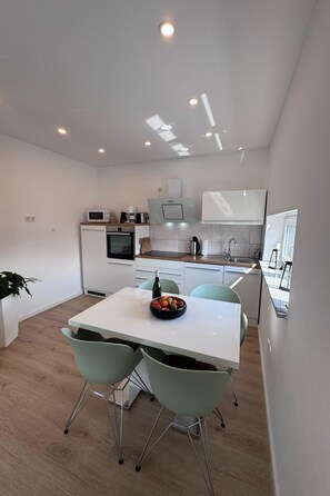 Refrigerador, microondas, horno y lavavajillas