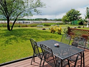 Outdoor dining - Ferienbungalow mit Terrasse und Seeblick in Sellin by Interhome (Ostseebad Sellin)
