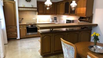 Een koelkast, een microgolfoven, een oven, een vaatwasser