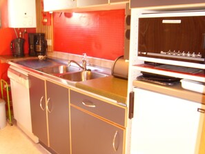 ثلاجة، ميكروويف، فرن، غسالة أطباق