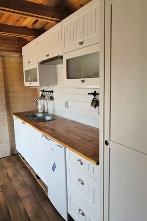 Køleskab, køkkentøj/tallerkener/redskaber