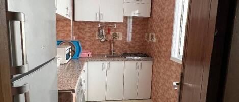 Kylskåp, mikrovågsugn, ugn och grytor/köksredskap