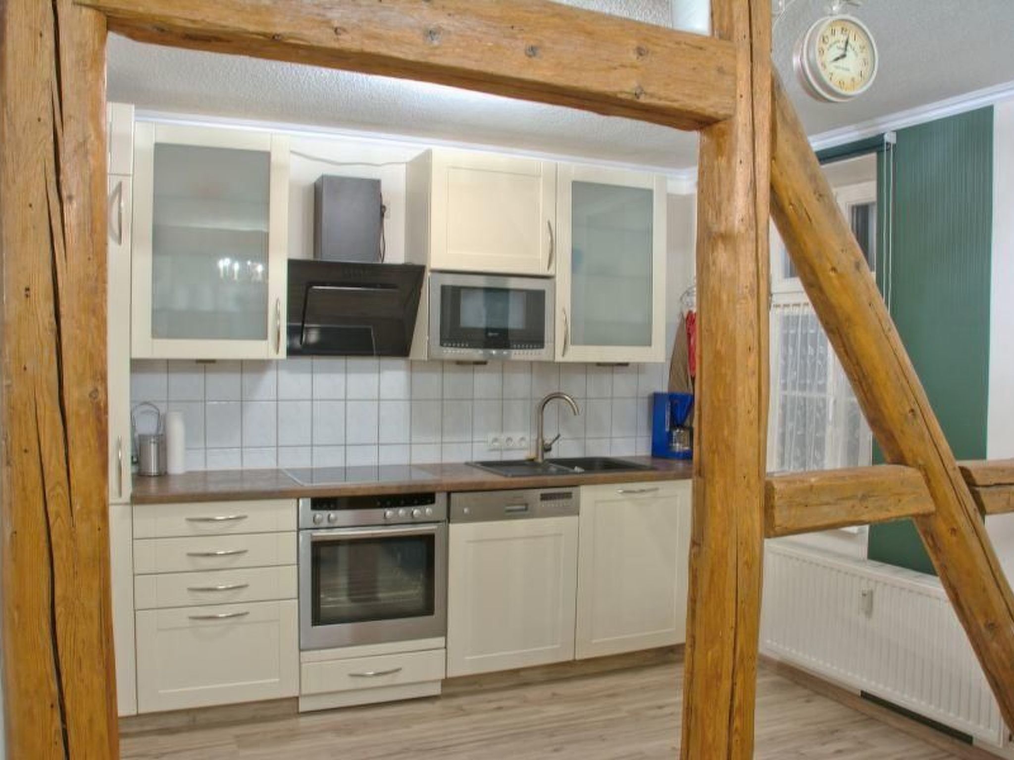 Een koelkast, een magnetron, een oven, een vaatwasser