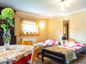 Room - Wohnung mit Terrasse, Garten und Grill by Interhome (Myslakowice)