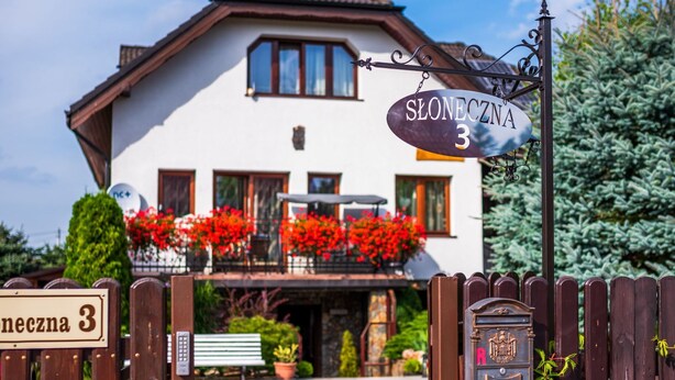 A house with a sign reading "SLONECZNA 3" and a mailbox. - Wohnung mit Terrasse, Garten und Grill by Interhome (Myslakowice)