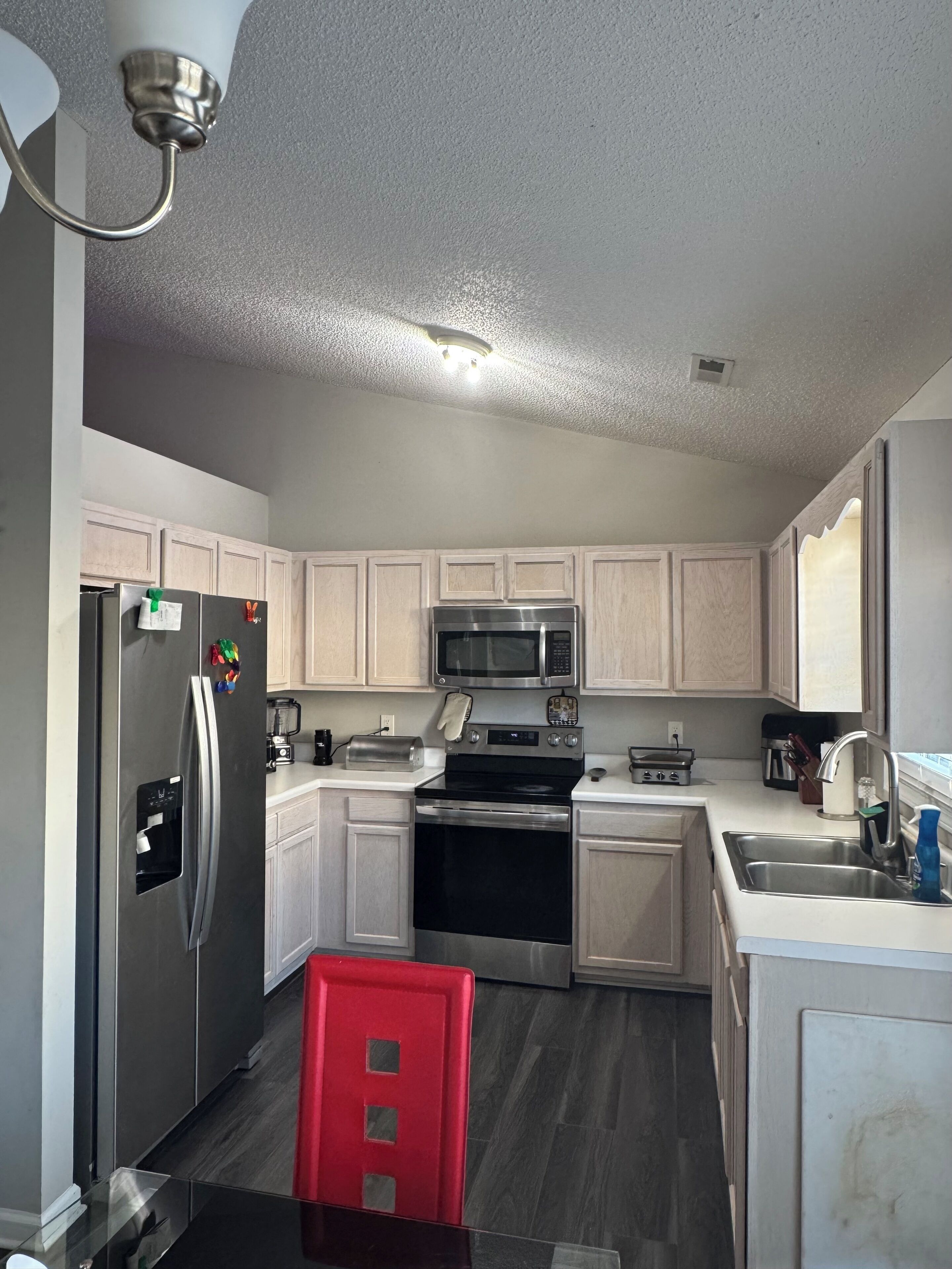 Microondas, horno, placa de cocina y lavavajillas