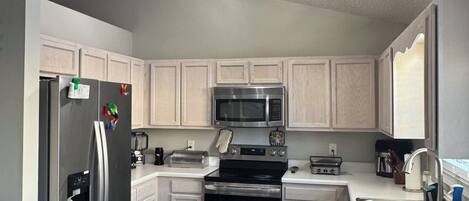 Mikrowelle, Ofen, Herdplatte, Geschirrspüler