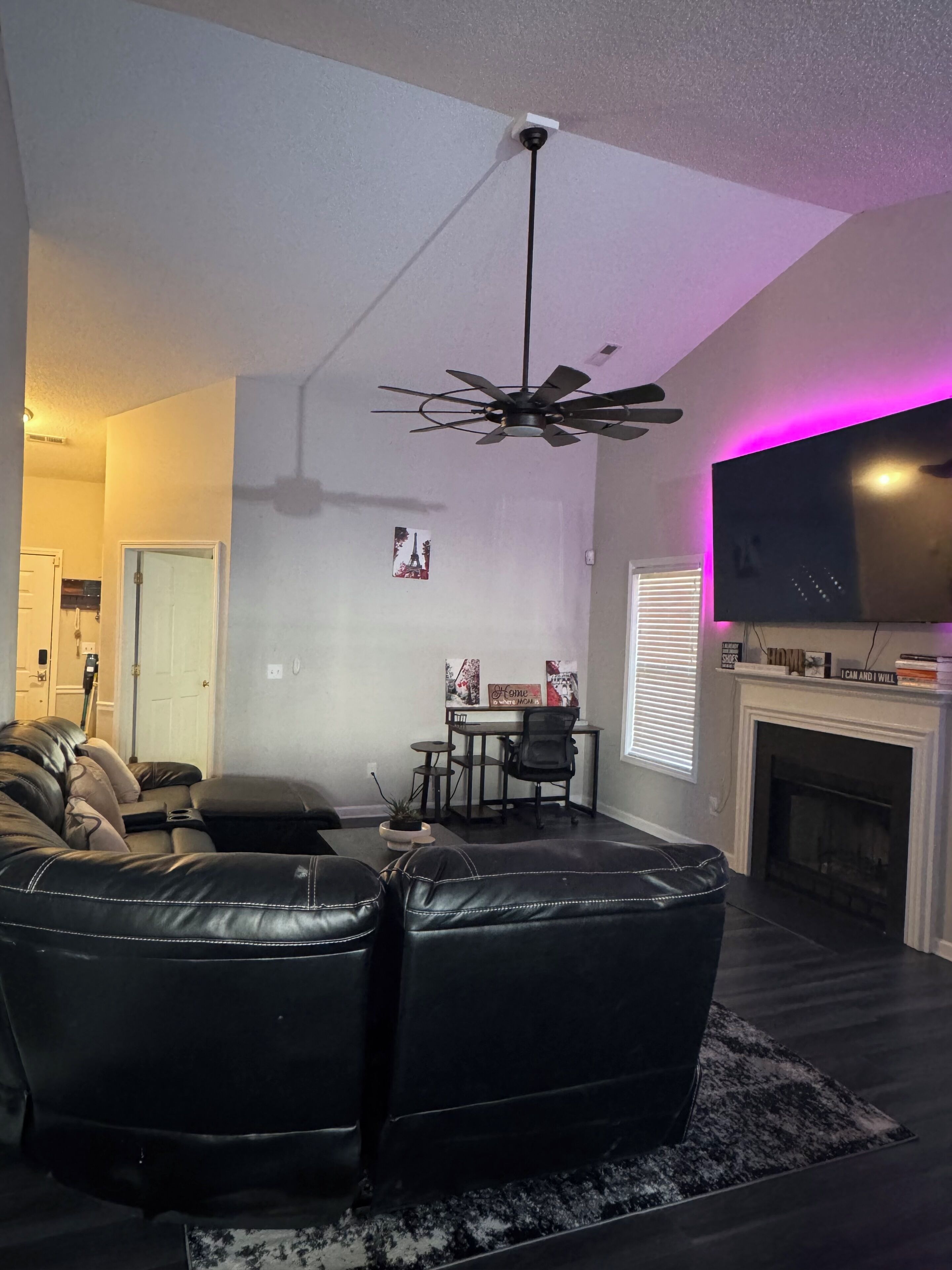 Een televisie en een open haard