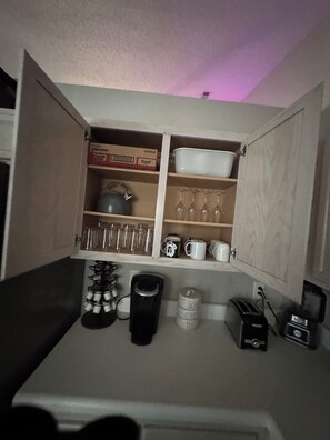 Interior - Modern 2BR/2BA Townhome w/ Patio • TVs • Full Kitchen • Greensboro, NC (Greensboro)