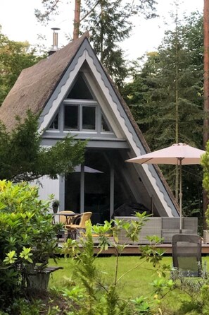 Outdoor dining - Reetdach Ferienhaus am Lübbesee Sauna Bootsteg neu by Interhome (Boitzenburger Land)