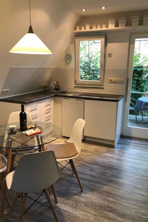 Kylskåp, mikrovågsugn, diskmaskin och grytor/köksredskap