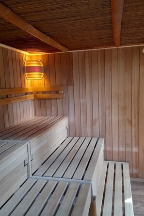 Sauna - Reetdach Ferienhaus am Lübbesee Sauna Bootsteg neu by Interhome (Boitzenburger Land)