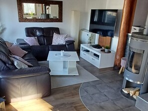 TV, caminetto, lettore DVD