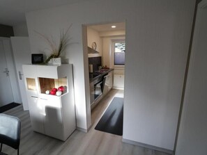 Kühlschrank, Mikrowelle, Ofen, Geschirrspüler