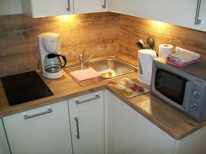 Fridge, microwave, dishwasher, cookware/dishes/utensils - Strandappartement für Nichtraucher ohne Tiere by Interhome (Archsum)