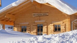 Un edificio de madera con un cartel que dice 'Wieninger Selli'.