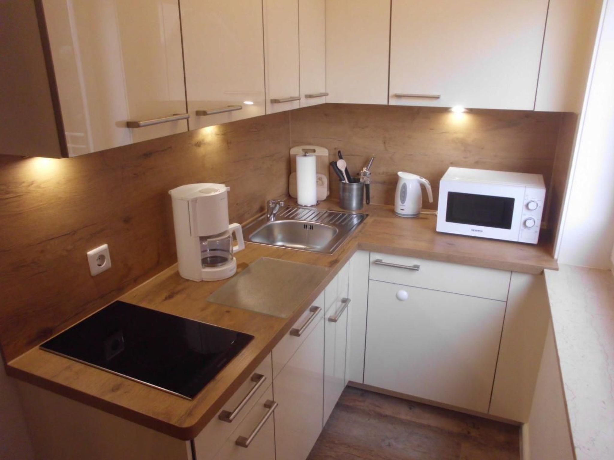 Fridge, microwave, dishwasher, cookware/dishes/utensils