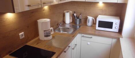 Fridge, microwave, dishwasher, cookware/dishes/utensils