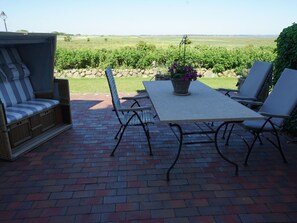 Outdoor dining - Wohnung in Morsum mit Garten und Terrasse by Interhome (Archsum)