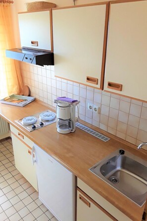 Kjøleskap og kjøkkenutstyr