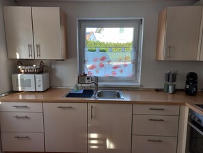 Een koelkast, een magnetron, een oven, een vaatwasser