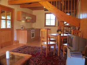 Réfrigérateur, four, batterie de cuisine, vaisselle et ustensiles