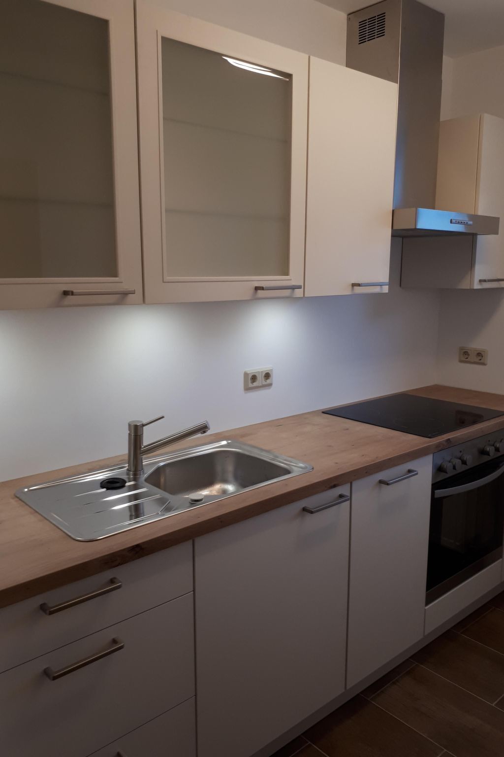 Kühlschrank, Ofen, Geschirrspüler, Kochgeschirr/Geschirr/Besteck