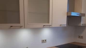 Kühlschrank, Ofen, Geschirrspüler, Kochgeschirr/Geschirr/Besteck