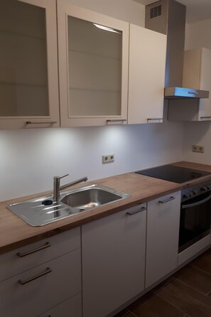 Kühlschrank, Ofen, Geschirrspüler, Kochgeschirr/Geschirr/Besteck