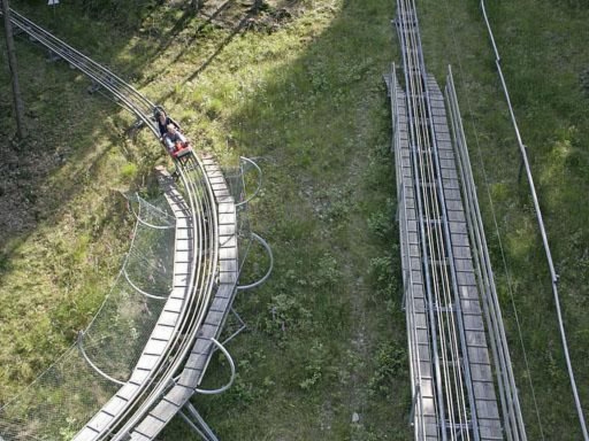 Un binario ferroviario che si snoda attraverso un'area erbosa, con un treno sopra.