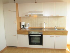 Kühlschrank, Mikrowelle, Ofen, Kochgeschirr/Geschirr/Besteck
