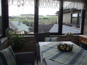 Dining - Ruhiges Landhaus mit zwei gemütlichen Wohnungen by Interhome (Bereborn)