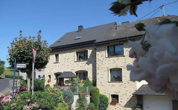 Exterior - Ruhiges Landhaus mit zwei gemütlichen Wohnungen by Interhome (Bereborn)
