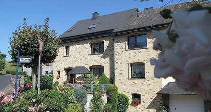Ruhiges Landhaus mit zwei gemütlichen Wohnungen by Interhome