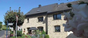 Ruhiges Landhaus mit zwei gemütlichen Wohnungen by Interhome